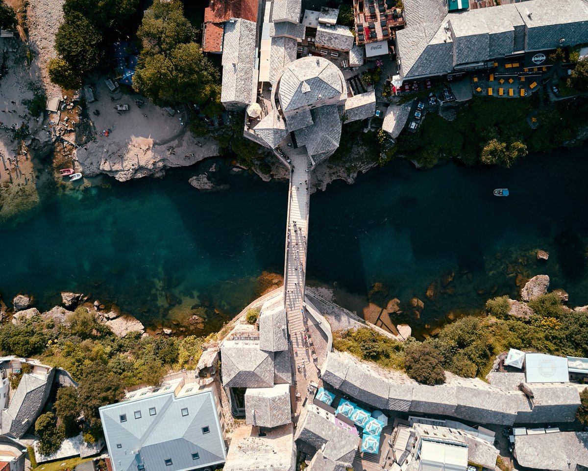 SeeUAround4's tweet photo. Μόσταρ, Βοσνία 🇧🇦

Το όνομα της πόλης οφείλεται στο κεντρικό αξιοθέατο της πόλης, στην γέφυρα Στάρι Μοστ. Παραδοσιακά χρώματα, γραφικότητα και αναμνήσεις του ιστορικού παρελθόντος στολίζουν την όμορφη αυτή περιοχή! 
°
#bosnia #Travel #europe #beautiful #mostar #landscape #Wander https://t.co/MxufsDf6Cn