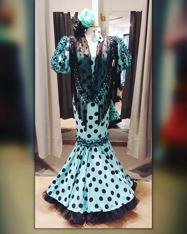 #TrajesdeFlamenca #ModaFlamenca #Sevilla Buenos dias Coralinas seguimos recibiendo #trajedeflamenca de nueva tenporada a unos precios increibles, como este precioso vestido con unas mangas muy originales. Os esperamos en la Calle San Eloy, 60. 💃💃 ift.tt/30PnInH