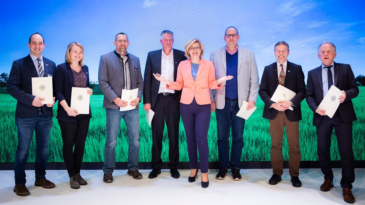 TUChemnitz's tweet photo. Digitale #Landwirtschaft #CattleHub: Bundeslandwirtschaftsministerin @JuliaKloeckner übergab Förderbescheid an u.a. #TUChemnitz: 
https://t.co/ZSI3CNk9kd. @bmel https://t.co/sBLIMBvs1p