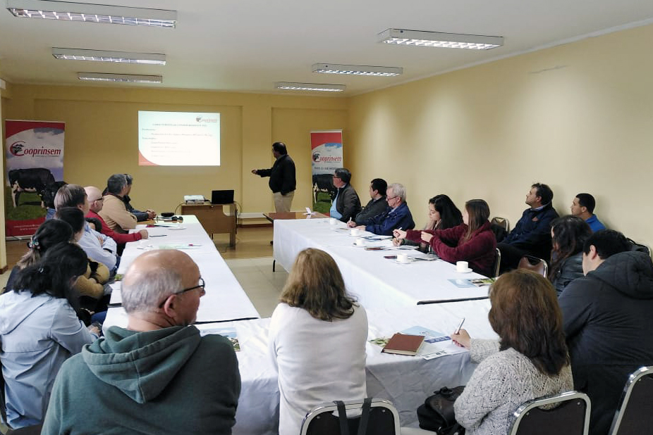COOPRINSEM's tweet photo. En #PuertoVaras @COOPRINSEM efectuó charla sobre el #Índice #Genético #Vel, herramienta de #selección #genética desarrollada por sus áreas de #ControlLechero y Reproducción e #Inseminación #Artificial

👉https://t.co/tJBiCXy7la
#bovino #Chile #productores #campo #lecheros #agro https://t.co/vng0MN9KHJ