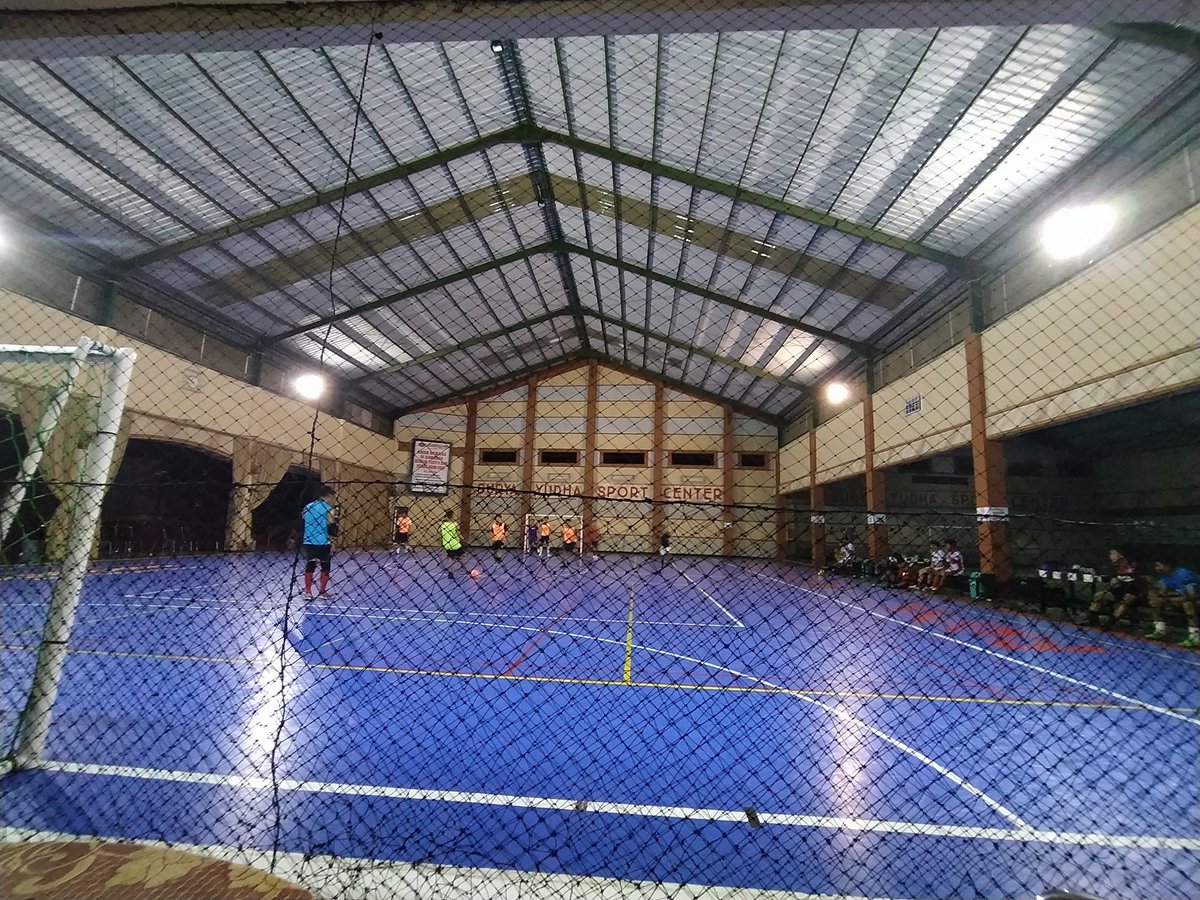 widiadikrnawan's tweet photo. Masih menjadi rutinitass futsal di jum'at malam.-
#Futsal #futsalsyp #futsalconnect #olahragamalam https://t.co/cfKBfw9OH1