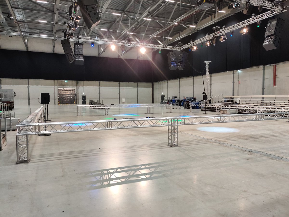 FLLNederland's tweet photo. 😱OHOH komt dit nog wel goed voor morgen????
#FLLBNL #WOWSTP #nog1nachtjeslapen#Beneluxfinale # BreeparkBreda https://t.co/D7xXO4SuAl