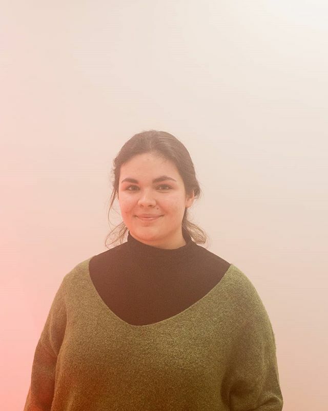 “Voor sommigen is het pad naar de leugen gemakkelijker dan de weg naar de waarheid.”
.
.
Jill (17) is een van de 15 Young Curators die tijdens de kerstvakantie kennismaakte met de toneelmuziek van ‘Peer Gynt’ uit 1867. .
.
Daarna experimenteerde ze tijdens 2 bootcamps met fo…