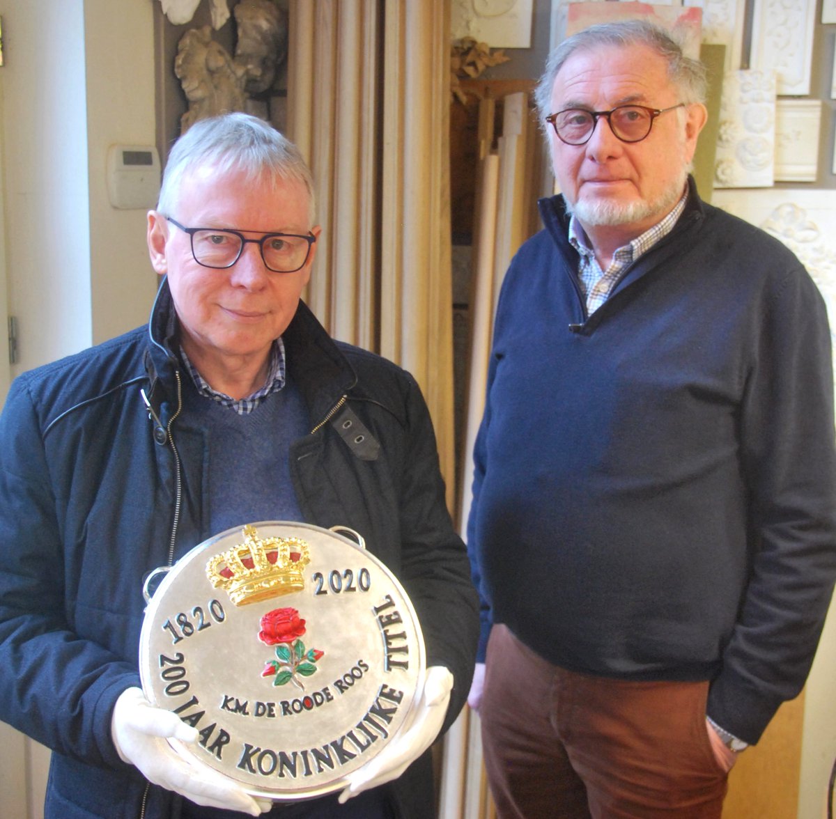 heraldicinwood's tweet photo. Picked up today by two members of The Chamber of rhetoric 'De Roode Roos' from Hasselt (Belgium), a medal for a 200 year old giant. #hasselt #derooderoos #derooderooshasselt #langeman #delangemanhasselt #delangeman #rederijkerskamerhasselt #rederijkerskamer #provincieLimburg https://t.co/IouYjkZHr1