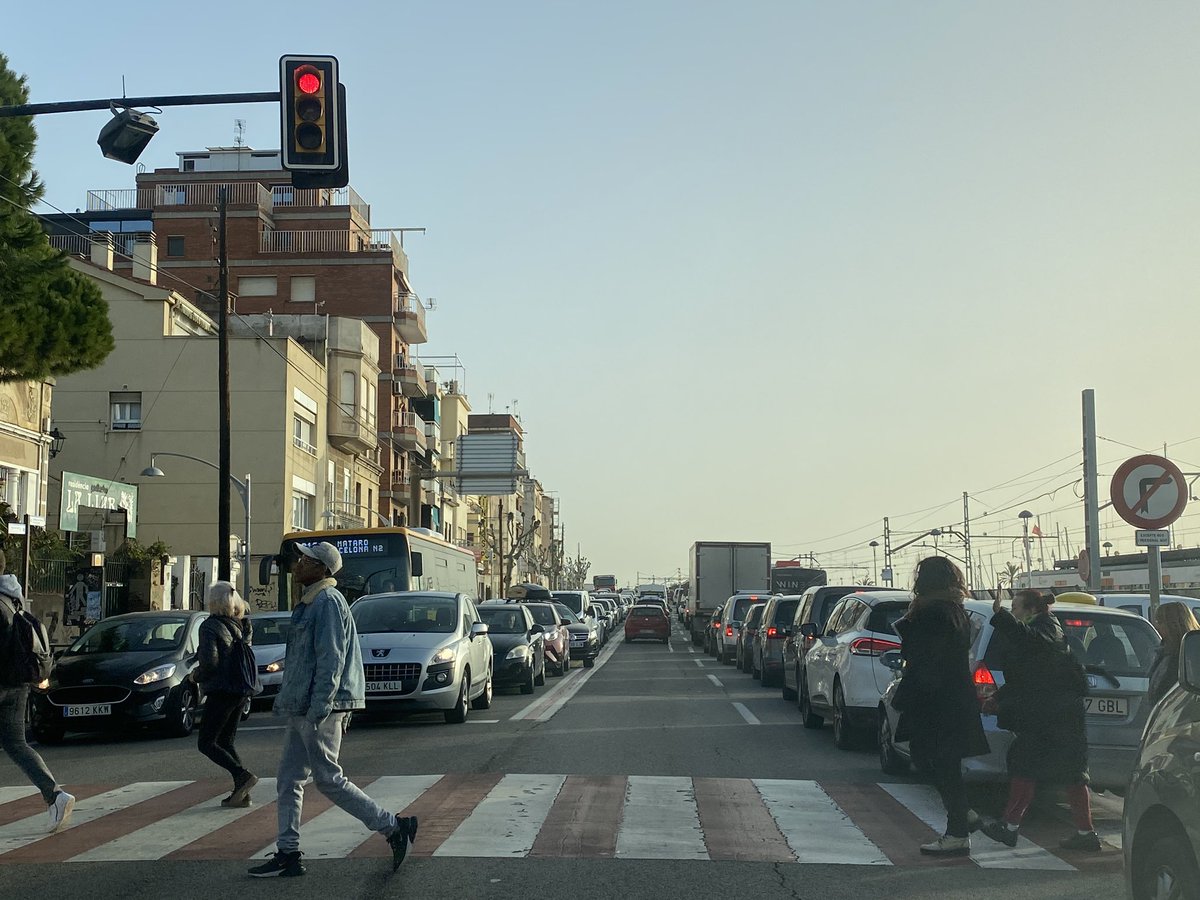 xescops's tweet photo. @elmasnou_cat @Pericod11318755 Per quan la C-32 gratuita el tràfic a la N-II a #ElMasnou es insostenible. Foto de tots els carrils parats aquest mati a les 9:20h https://t.co/e0e8pPdvKN