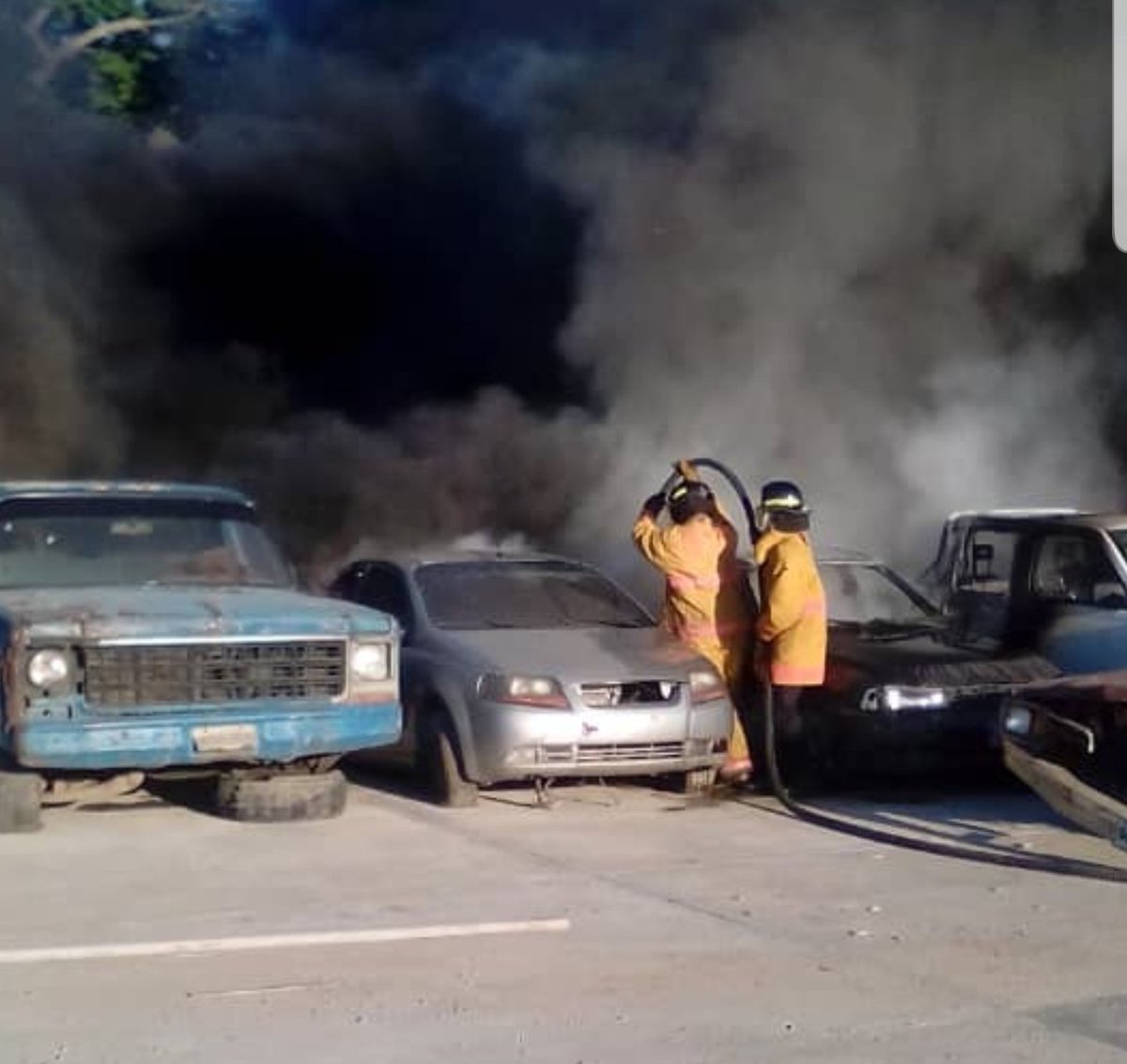 rcamachovzla's tweet photo. #Aragua #Cagua Cifra oficial de personas fallecidas es de 10 (8  niños y 2 adultos).

El incendio ocurrió en el sector la Carpiera, barrio la democracia. Un grupo de personas estaban cortando caña y quemaron una parte de la maleza para atraer a los conejos hacia su ubicación pero https://t.co/3OQsJ65iLY