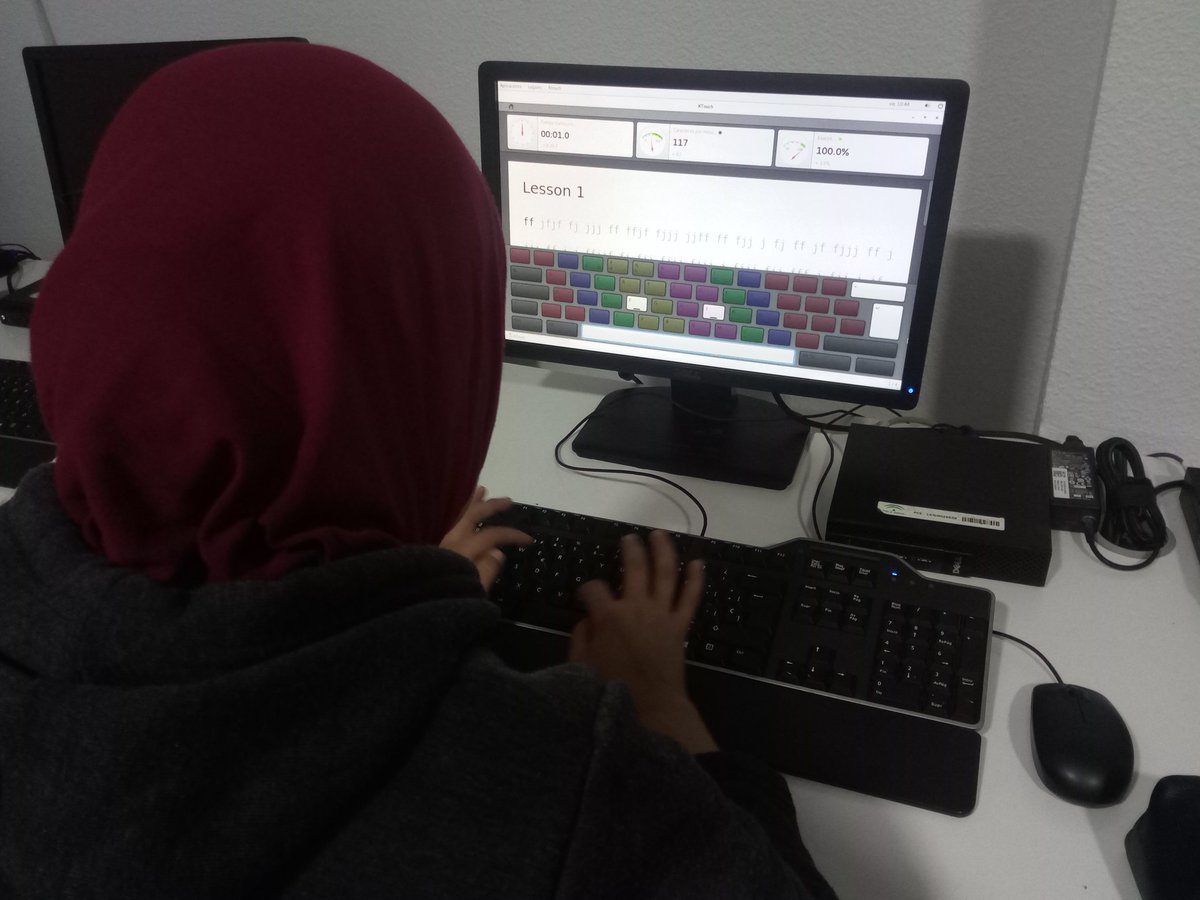 PuntoVuelaPuche's tweet photo. Si tecleamos mejor es mucho más fácil iniciarnos en la Informática. Se acabaron los dos dedos☝☝, bienvenida #mecanografía.
#capipuche #TICs #Guadalinfo https://t.co/KrCF6TQZyF