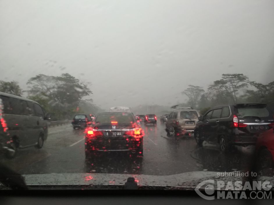 shopanddrive's tweet image. Mobil memang dirancang untuk siap menghadapi beragam kondisi cuaca, termasuk saat hujan. Namun tidak hanya kendaraan, perilaku mengemudi pun perlu disesuaikan.

Berikut ini Tips Berkendara Saat Hujan bit.ly/2TTG6Kw

#SnDTips #TipsOtomotif #SafetyFirst #SafetyDriving