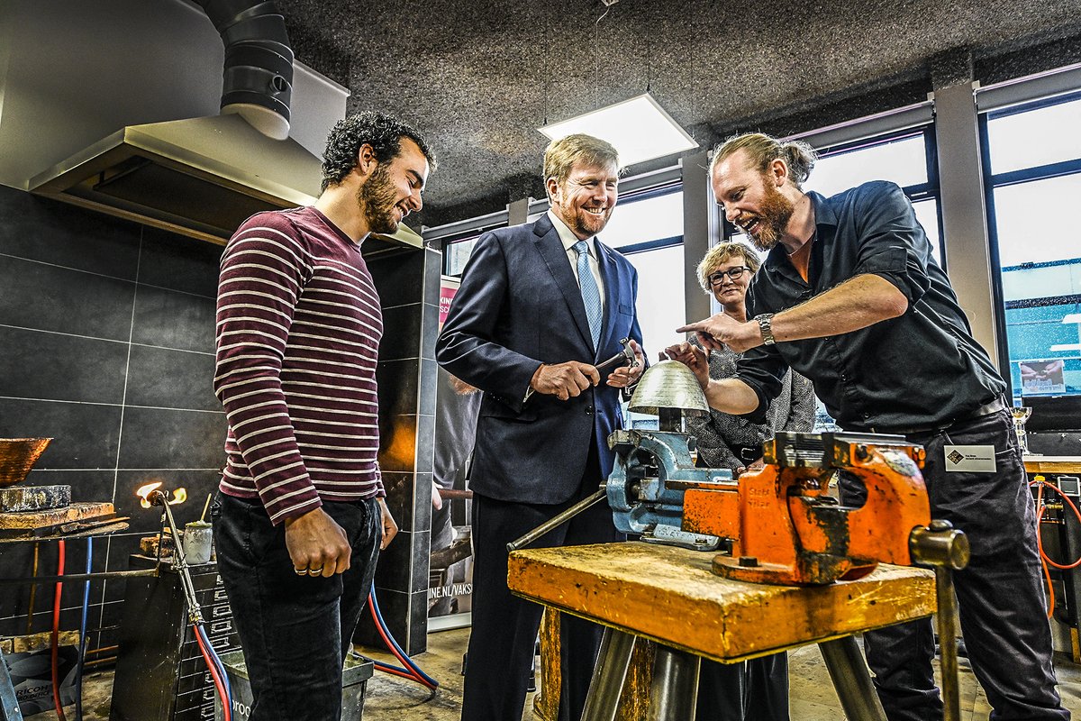 Koning Willem-Alexander opent het Jubileumjaar van Zadkine Vakschool Schoonhoven. 
Beelden van de dag op mijn website: annehamers.nl/#/koning-wille…

<a href="/CitySchoonhoven/">Schoonhoven Zilverstad</a> <a href="/vakschoolsch/">VakschoolSchoonhoven</a> #krimpenerwaard
<a href="/zadkine/">Zadkine</a>