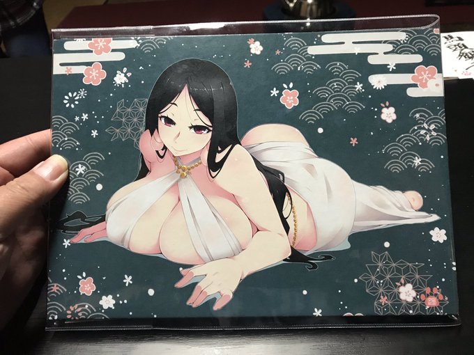 @DDorothy16 B5相当のサイズの見開き御朱印帳になります。
中に限定御朱印を押した状態で裏表紙に本名を記入してお渡しします。 