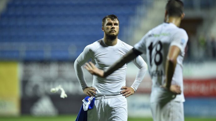 ofsajdcz's tweet photo. Útočník @fkmladaboleslav Nikolaj Komličenko právě podstupuje lékařskou prohlídku před přestupem do @FCDM_official. Přestupová částka má činit 3,5 milionu eur, hráč podepíše smlouvu na 4,5 roku. #prestupy #TransferTalk https://t.co/AwPwB6cVnE