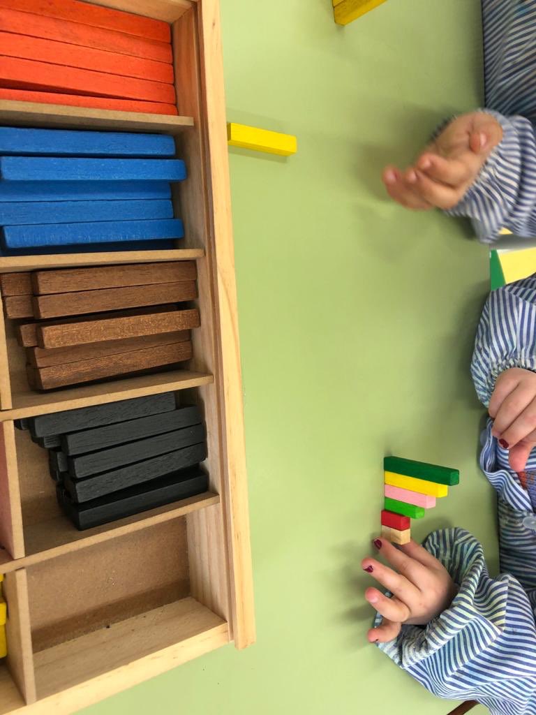 LestonnacMollet's tweet photo. Un procés de treball autèntic de la descomposició de números, és el que parteix de la manipulació i experimentació. #entusiasmat #tekmanbooks #reglets https://t.co/MbZ743vI4J