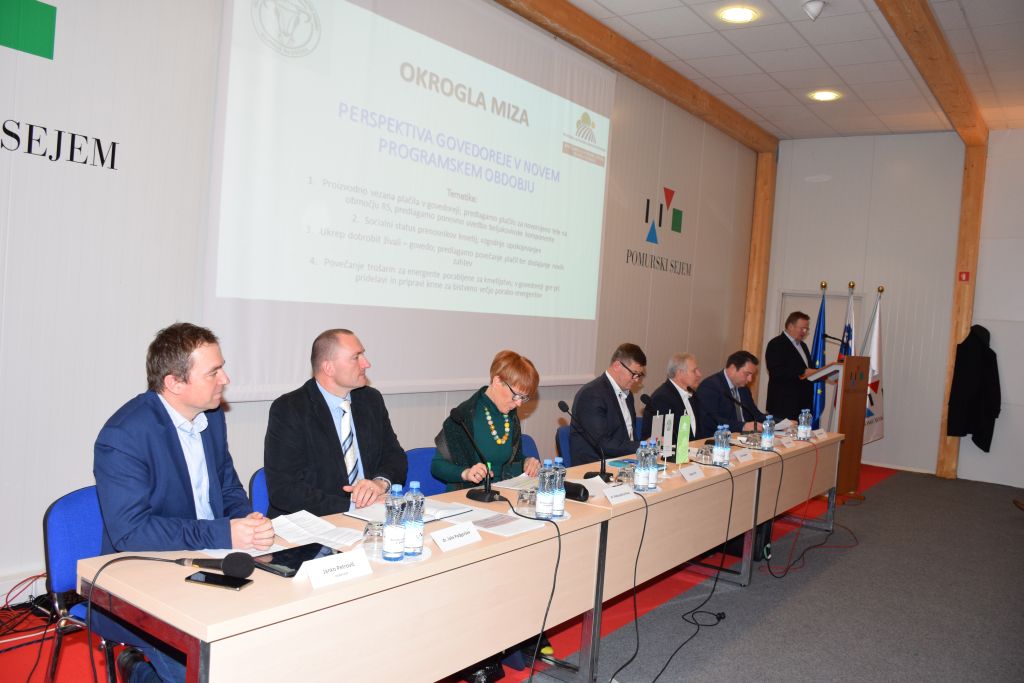 Rejsko društvo za lisasto pasmo Gornja Radgona je s strokovno pomočjo KGZMS in v sodelovanju z Območno enoto Kmetijsko gozdarske zbornice Slovenije 24.1.2020 v dvorani Pomurskega sejma v Gornji Radgoni organiziralo okroglo mizo Perspektiva govedoreje v novem programskem obdobju.