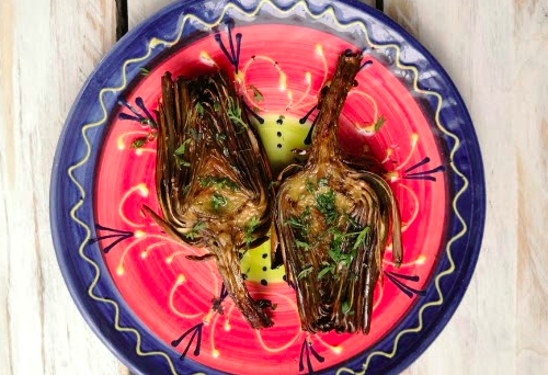 Artichokes are delicious, loaded with nutrients, antioxidant-rich. This healthy whole food provides you with lots of fibre and can have many health benefits.

How to clean #artichokes ? -->  Video Tutorial 
jamonnatural.com/blog/how-to-cl… #foodiefriday #RecipeOfTheDay #vegetables