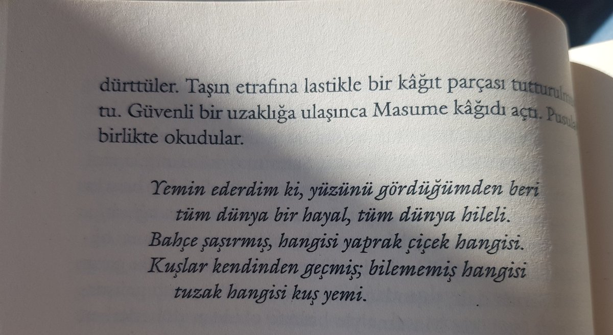 Philumenaa's tweet photo. Bu yazarın kelimelerinde, cümlelerinde ne var bilmiyorum. Tek bildiğim; her kitabını aynı duygu coşkunluğuyla okuduğum... 🍀 @khaledhosseini #VeDağlarYankılandı
 Ve bu güzel alıntı derin bir iç çekişe sebep oldu bende.. #Mevlana https://t.co/6x2LXv24Ry