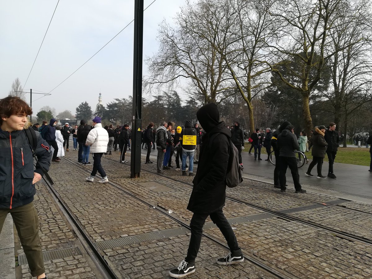 Les manifestants restants sont au miroir d'eau <a href="/DIRECTPO/">DIRECTPO</a> #Nantes