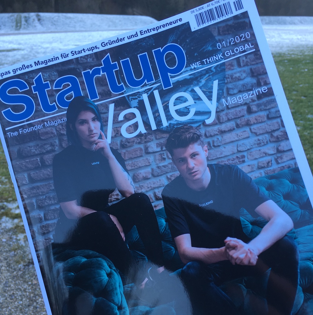 startup_valley's tweet photo. 👉 StartupValley Magazin on tour 👈
⠀
Video-Content in der DNA: 25 MATE-Gründer Kati Karenina und Felix von der Laden

#25mate #spielkind #katikarenina #felixvonderladen 
#magazin #magazine #magazinecover #startups #startup #entrepreneur #gründer #startupvalley #erfolg #snow https://t.co/tHrc1muxF0