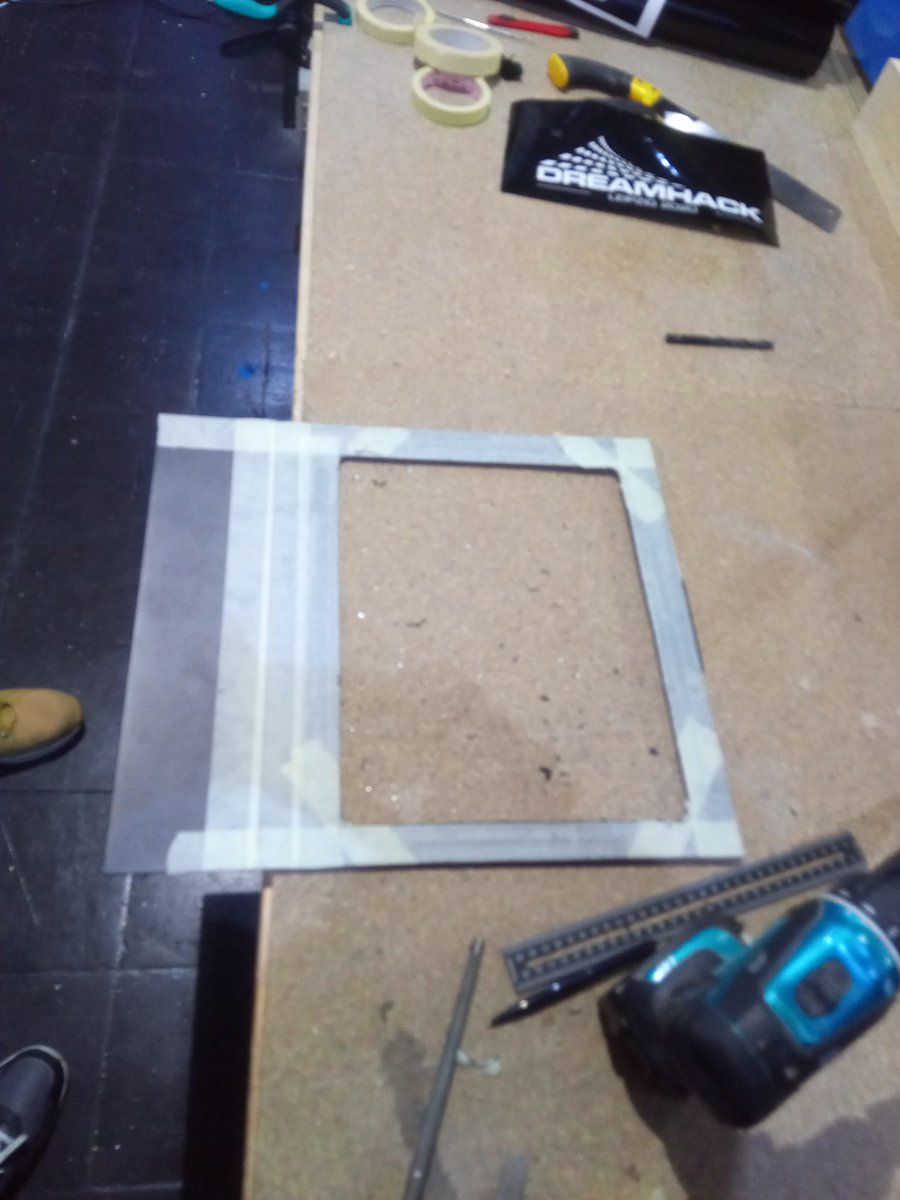 Pendrago_EOS's tweet image. Auf der @DreamHackDE kann man sich auch Körperlich Ertüchtigung, in dem man mal selbst ein wenig Casemodding betreibt. Ich war das erste Opfer und muss sagen, die Jungs sind super nett und erklären auch alles gerne.

#DCMM #casemodding #DH2020 #DHDE20