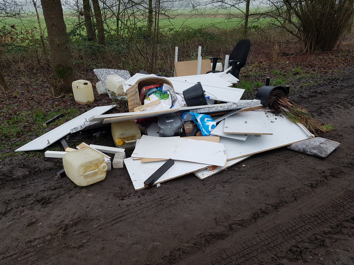 Afval gedumpt in Enschede . | #Overijssel #nieuws Enschede