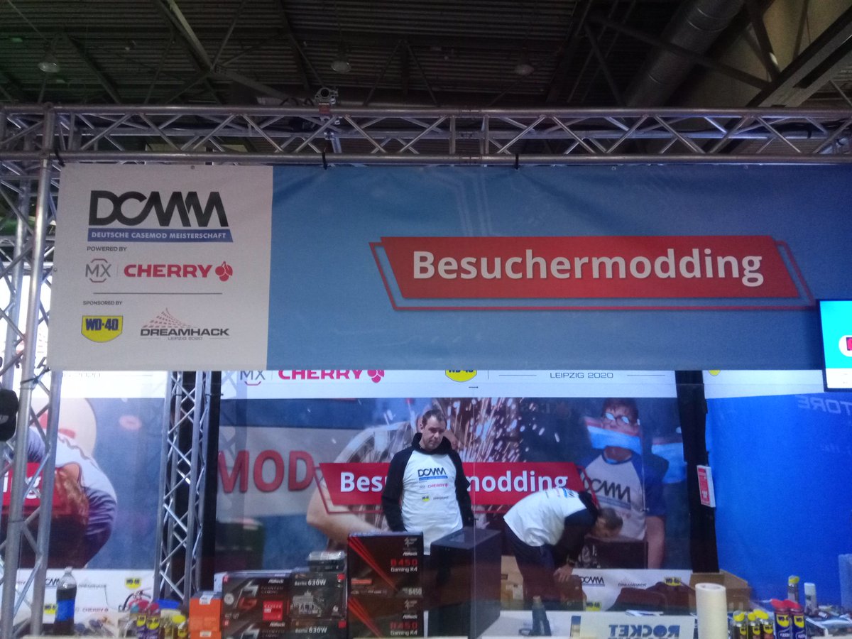 Pendrago_EOS's tweet image. Auf der @DreamHackDE kann man sich auch Körperlich Ertüchtigung, in dem man mal selbst ein wenig Casemodding betreibt. Ich war das erste Opfer und muss sagen, die Jungs sind super nett und erklären auch alles gerne.

#DCMM #casemodding #DH2020 #DHDE20