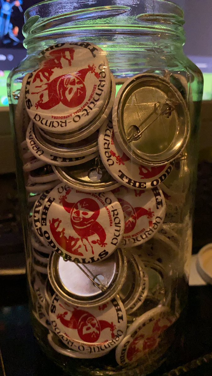 Ya tenemos las chapas y las entradas de castigo en el bar, todo el que haya reservado puede pasarse a recogerlas!!