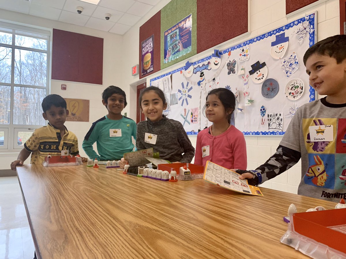 lganley's tweet photo. Teaching our parents how we use technology to learn here at school!  Look at these great Technology Superstars!  TY @MrsJocelynLink for organizing this event for our @MTESPTA parents! https://t.co/wSSZXp6XoT