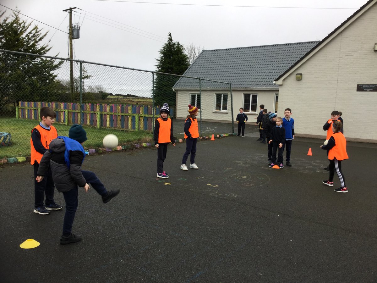 ‘Football Fridays‘🏐 Great GAA skills on display today. The senior classes played GAA games with the other classes at lunch time- a great success🏐🏑 @gaa5star @SligoGAACandG @sligogaa @ActiveFlag @cnmbshligigh #gaa5star