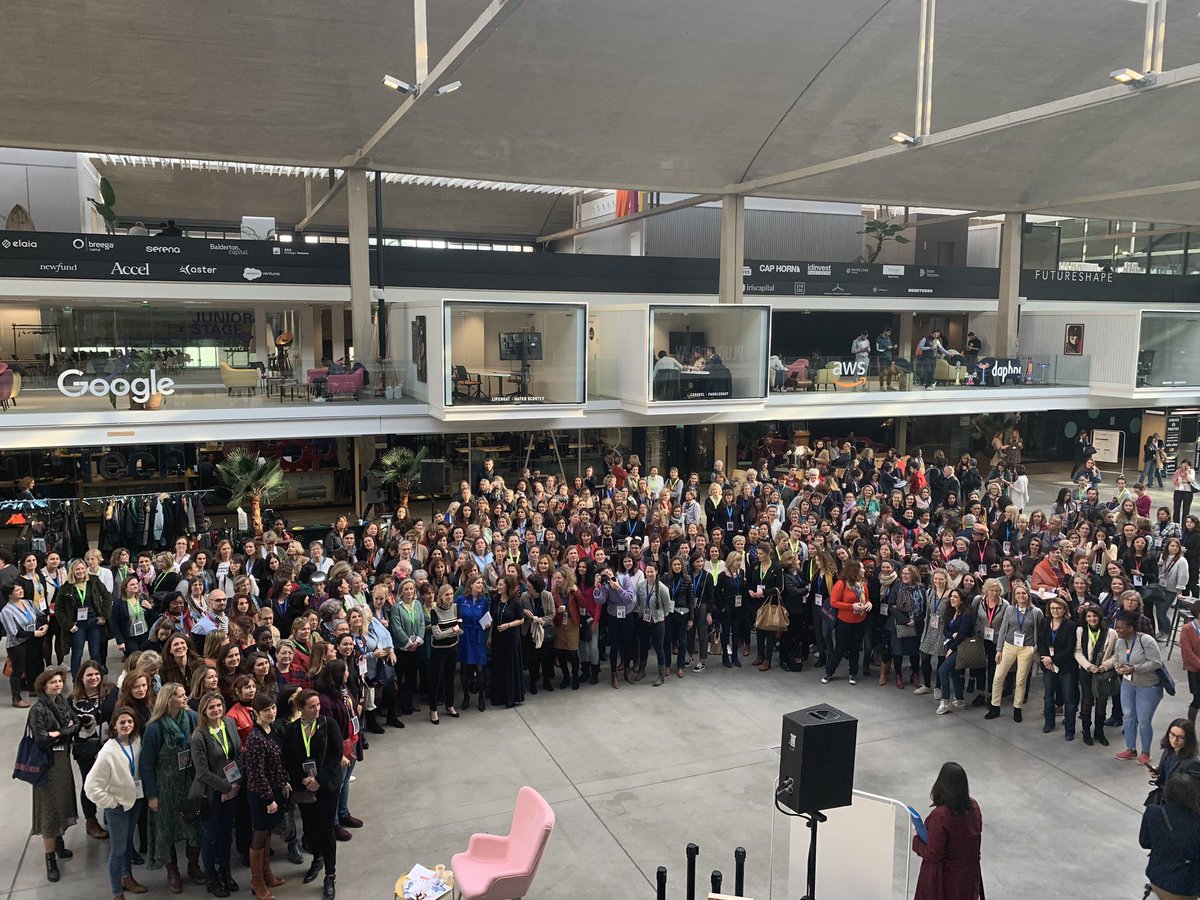 BougeTaBoite's tweet photo. Photo de famille avec toutes les Bougeuses, nos intervenants et @AgnesRunacher  secrétaire d’état ! 
#thinkbigher 

Merci partenaires @WE_BNPP @FondsOuiCare @Madamefigaro @NUXE https://t.co/nqHn0xCSJE