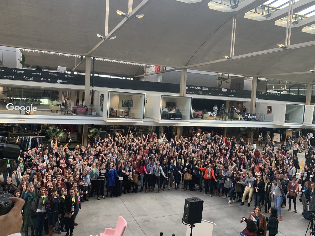 Photo de famille avec toutes les Bougeuses, nos intervenants et <a href="/AgnesRunacher/">Agnès Pannier-Runacher 🇫🇷🇪🇺</a>  secrétaire d’état ! 
#thinkbigher 

Merci partenaires @WE_BNPP <a href="/FondsOuiCare/">Fonds de Solidarité Oui Care</a> <a href="/Madamefigaro/">Madame Figaro</a> <a href="/NUXE/">NUXE</a>