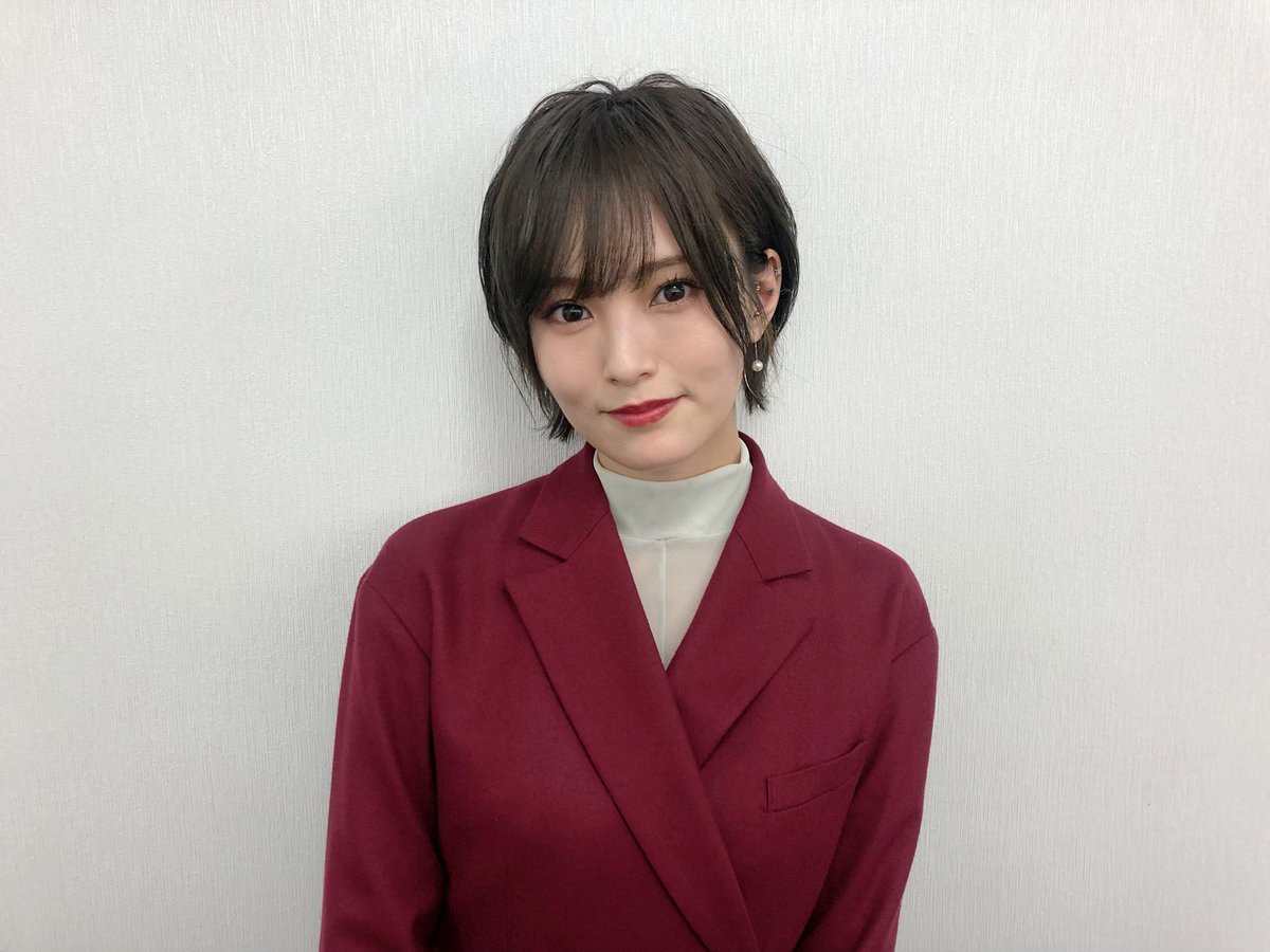 山本彩の私服 Mステでイチリンソウを歌った時のワインレッドのジャケットコートの衣装です 芸能人の私服 衣装まとめ Woomy