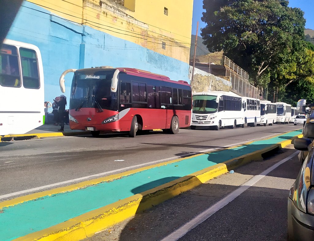 joseriera23's tweet photo. Una caja del clap, 10$ y una franela, entrega el traidor y Farsante @GoyoNoriega a quienes usará para que lo acompañen en la RDP que hará  en el TSJ ilegítimo.

Aclaro, estas personas NO SON ACTIVISTAS de @VoluntadPopular. 

#24Enero https://t.co/GoaDoEwZEZ