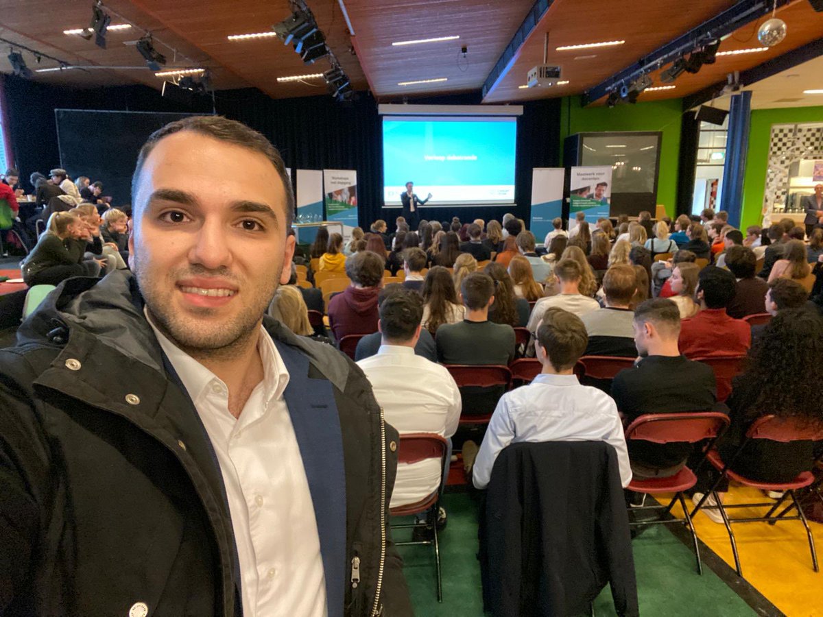 YasinMakineli's tweet photo. Vanochtend was ik als jurylid aanwezig bij een jongerendebat op het Rembrandt College. 

Ik heb diverse jongeren horen spreken en het viel mij op dat de jongeren inhoudelijk erg sterk zijn.

De komende tijd ga ik het land in om zoveel mogelijk jongeren te bereiken! 🔥💪🏼 https://t.co/ZPjLpnwn7n