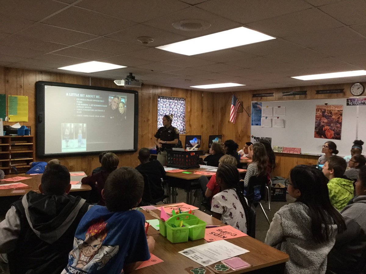 BeasleyBobcats's tweet photo. Today 5th grade welcomed Officer T for Kids &amp; Cops!
#kidtweet https://t.co/rbnKy7utYp