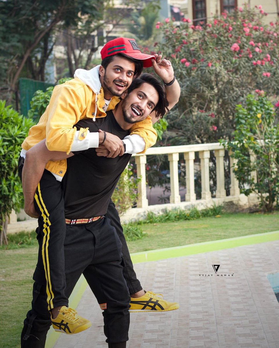 Faisalshaikhfc's tweet photo. Ye Dosti Ham Nahi Todenge 🤗🙈😍😘😘 #keepgoing #keepmotivating #faisuquad❤ #kbye #faisusquad❤#fashionblogger #keepshowering #hero #keepmotivating #loveu #keepgoing #nazarnalagjaye #teamhk #saddufam #addylovers #faizfa #keepgoing #keeploving #team07 #faisukihayaa💕 #keepsmiling https://t.co/3kdjDxRXbz