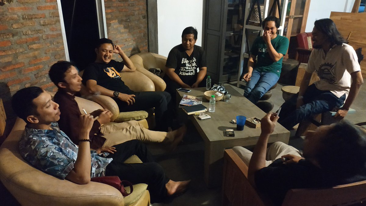 suluksurakartan's tweet photo. Teman-teman penggiat dari Sub Region 6 yang sudah hadir sejak sore tadi untuk Silatsub, berkumpul melanjutkan pembahasan sesi 2 setelah istirahat santap malam.
#SSJan https://t.co/P4LVgqdd7D