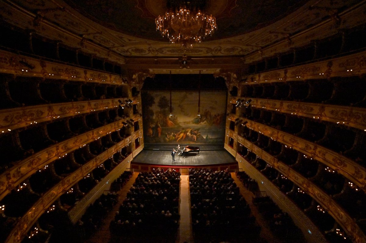RegioParma's tweet photo. Linaugurazione della #StagioneConcertistica2020: #alRegio Leonidas Kavakos e Enrico Pace.
๐ป๐น La Stagione Concertistica รจ realizzata da Societร dei Concerti di Parma,con il sostegno di #Chiesi e in collaborazione con Casa della Musica. https://t.co/snzDDeqHsT