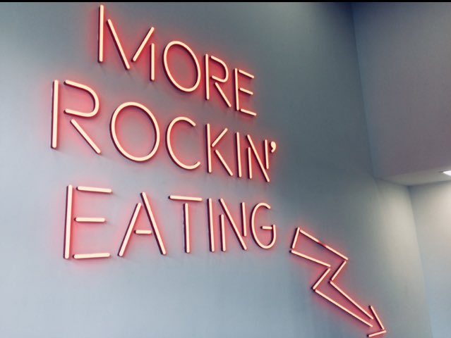 JulieOR76023902's tweet photo. Burger and chip please #100sonas #yum https://t.co/1MxcBNWX7e