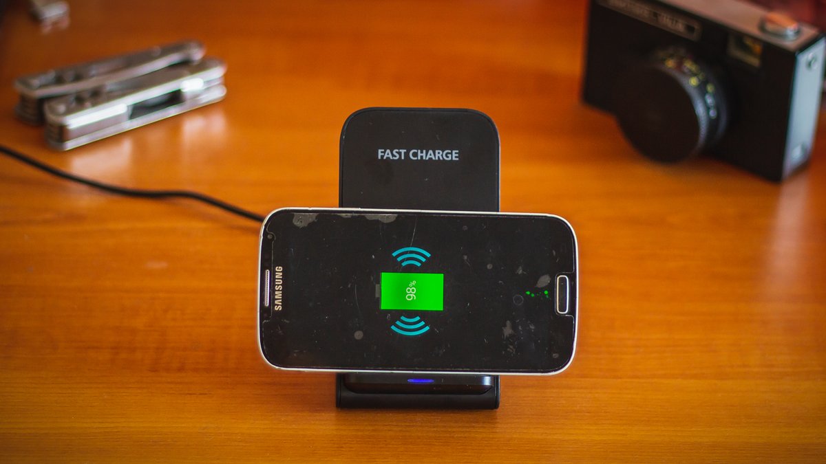 DailyCoolGadget's tweet photo. Fast Wireless Charger &amp; Stand https://t.co/ZWmY6fN9xG #FastCharger #WirelessCharger #PowerCharger #SmartphoneStand https://t.co/8ZFgevQ7Xj