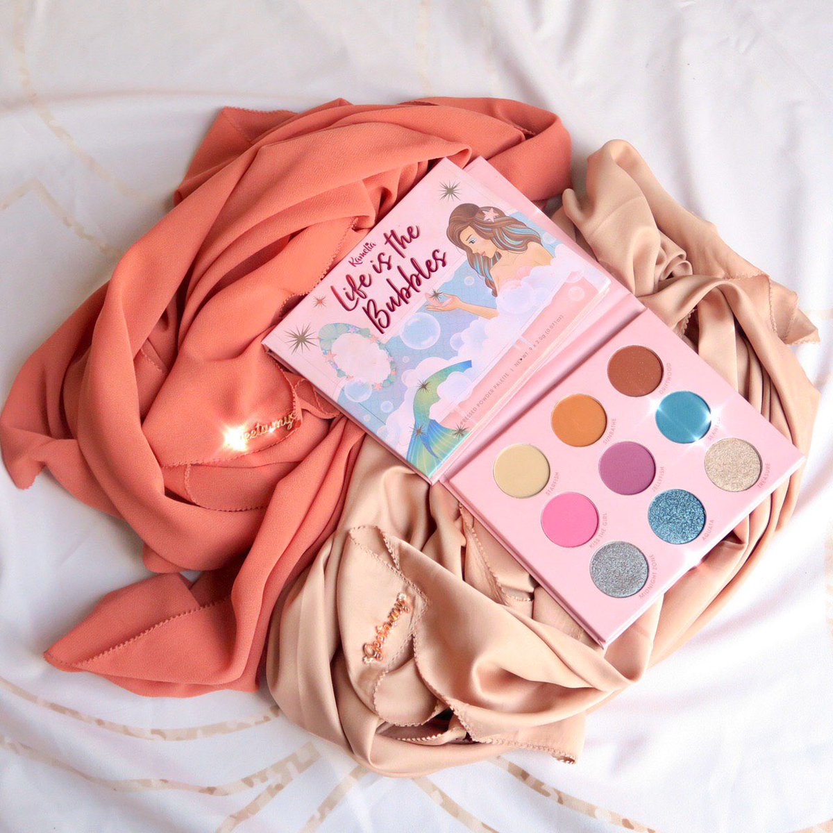 KameliaHQ's tweet photo. 🏮CNY GIVEAWAY!🏮

We’re excited to collab with @geetamy_ to give away the items below to 1 lucky merbabe 😍

To win:
1. Like &amp; RT this post
2. Follow @kameliahq &amp; @geetamy_
3. Reply with #kameliacosmetics &amp; #geeta

This giveaway ends in 48 hours 💕 https://t.co/tELwZriy65