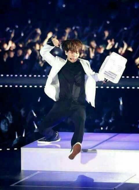 _exol_cb2's tweet photo. "ไงหมวย"
'ไม่หมวย!'
"หึ มาทำไรอะเรา"
'ไม่ยุ่งสักเรื่องได้ป้ะ!'
"ไม่ได้...ในตะกร้าอะไรอะ"
'ยุ่ง!'
"เฮ้ย! กล่องข้าวคุ้นๆว่ะ"
"!"
"นี่อย่าบอกนะว่าคนที่แอบเอาข้าวมาให้พี่ทุกวันคือเราอะ"
'ป่าวนะ!!'
"แอบชอบพี่อะดิ"
'หูกางแบบนี้ใครจะไปชอบ!'
"โกหกขอให้ลื่นล้ม"
'ไม่มีทา---ว๊ายยแหก!!' https://t.co/FQOa1G71LH