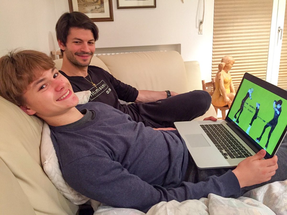 Kasabuta 999 おトムに指をさされ隊 No Twitter ユーリ On Ice 12滑走 話 ステファン ランビエール が本人役で声優チャレンジしてます アテレコ中に愛弟子デニス君は落書きしてるww Stephanelambiel Victornikiforov Yurionice ユーリオンアイス