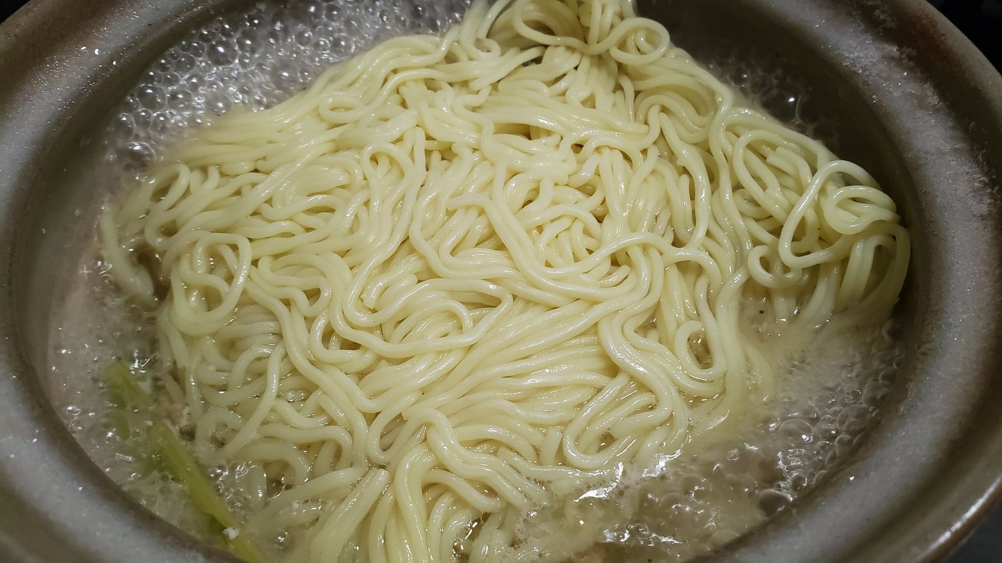 リュウジ 料理のおにいさんバズレシピ En Twitter これは意外とみんなが知らないライフハックだと思うんですが 鍋の締めには 焼きそば麺 これかなりオススメです 袋から出して鍋に入れてほぐれたらすぐ食えます 麺を茹でる必要もないし温める必要もないのでこの