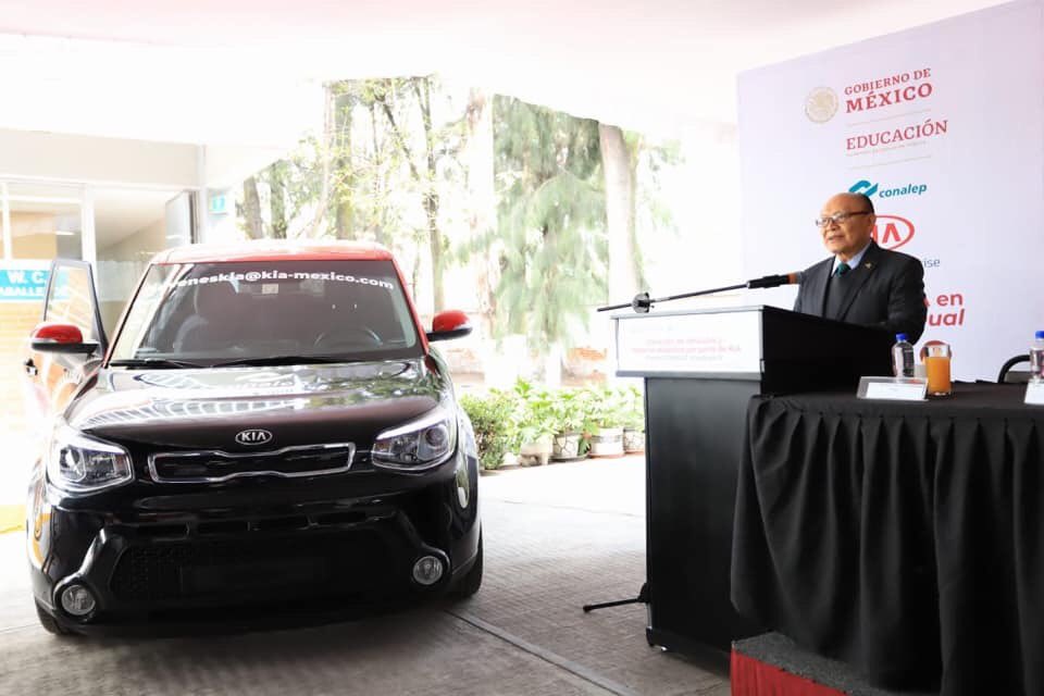 EnriqueKuHerr's tweet photo. Gracias a las alianzas estratégicas que generamos desde el CONALEP, recibimos la donación de automóviles y material didáctico por parte de @KiaMotorsMexico, con el fin de fortalecer las prácticas de nuestros estudiantes en carreras afines a la industria automotriz. https://t.co/jvfkZX5RZU