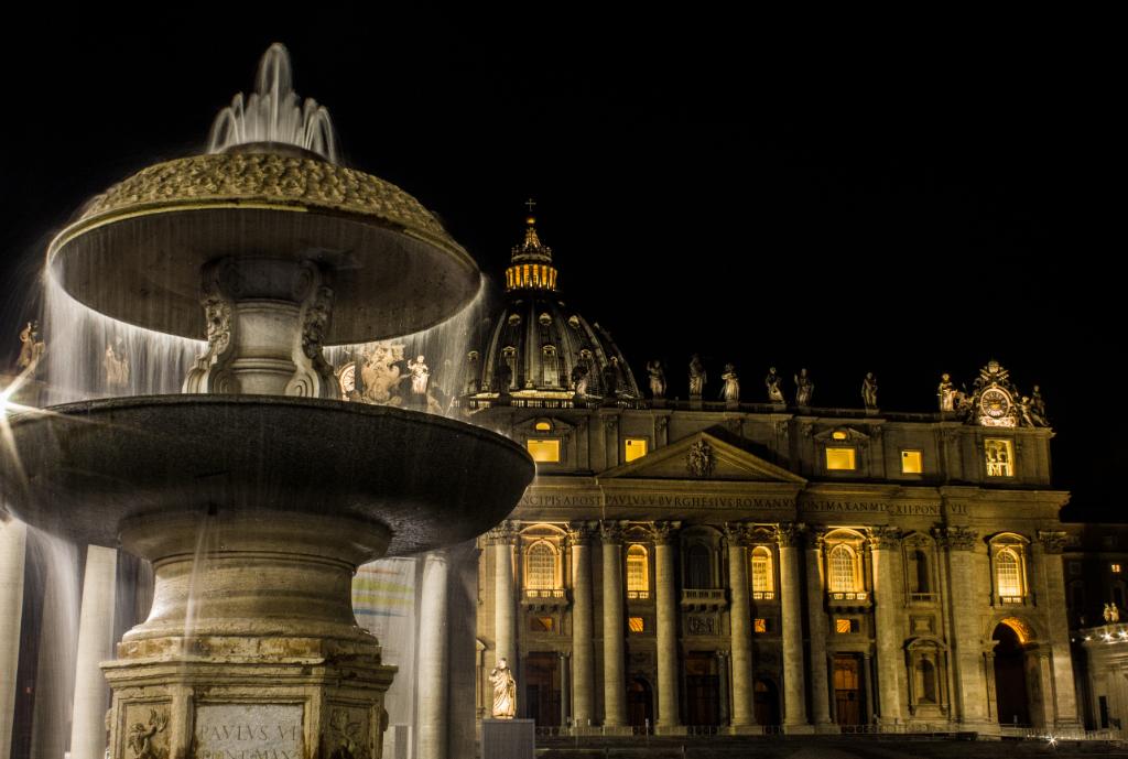 A gathering place for people from all over the world: when in Rome, enjoy the majestic beauty of St Peter's Basilica, in an atmosphere of profound union and recollection. @ amosca12