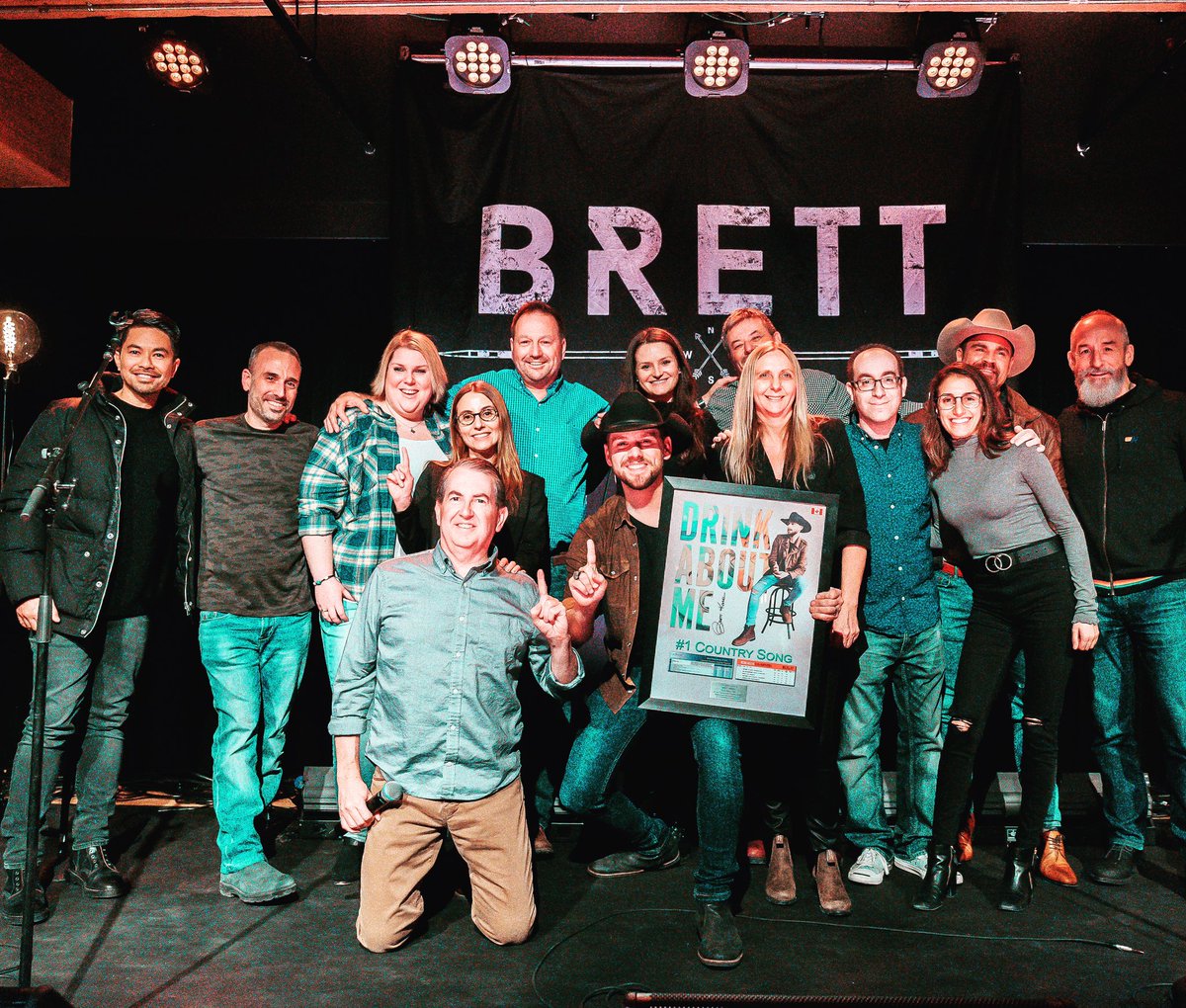 commandercoady's tweet photo. #fbf 
Team @WarnerCanada and Team @iegroupca celebrating with @BrettKissel and his #1 hit #drinkaboutme 
@CCMAofficial 
@TheJUNOAwards 
@LiveNationON  
@CompleteCountry 
#junofilter 
#canadiancountrymusic 
#countryradio https://t.co/AfxDSWYOAx