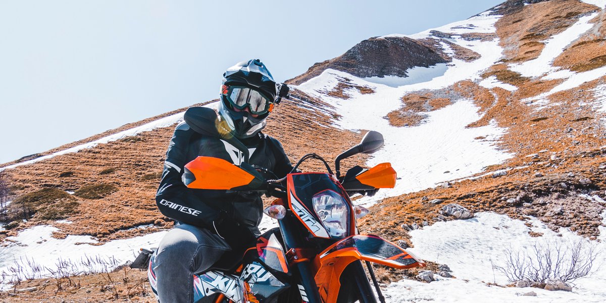 motocompano's tweet photo. 🚩Who gets cold during rides, lowers their concentration. To prevent this from happening ensure to wear several thin layers. The air between them will save the body heat. And don't forget your protectors 😄 

motocompano. Supported by SAS-TEC.

#sastec #sicherheitausschaum https://t.co/TQx8cSgXTt