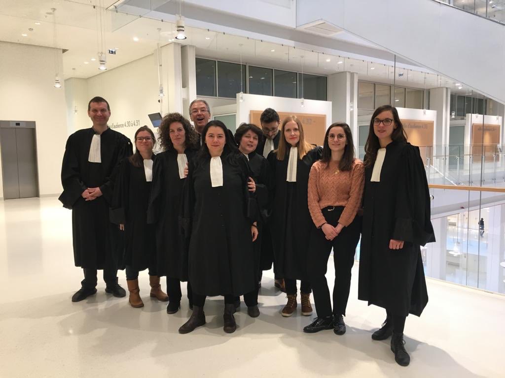 Saf_Paris's tweet photo. Les @Avocats_Paris sont au front aujourd’hui pour une défense massive devant les JLD rétention 👊🏻👊🏽👊🏿
#AvocatsEnGreve #AvocatsEnColère https://t.co/m5iBrApjLA