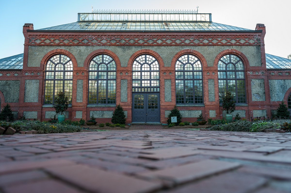 BiltmoreEstate's tweet image. On a cold winter day, #Biltmore's Conservatory can be a much-needed warm retreat! Indoors you'll find a cool house, hothouse, and orchid house. The total heated space under glass is over 7,000 square feet — quite the exotic escape.⁠