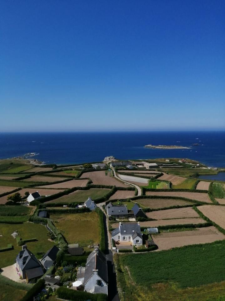 aureli72's tweet photo. Cet été, vue du phare de l'ile de batz !
https://t.co/Hq8dU6IawI
#emojibzh #GwennHaDu #Bretagne #defibleu https://t.co/L9evuCGwQj