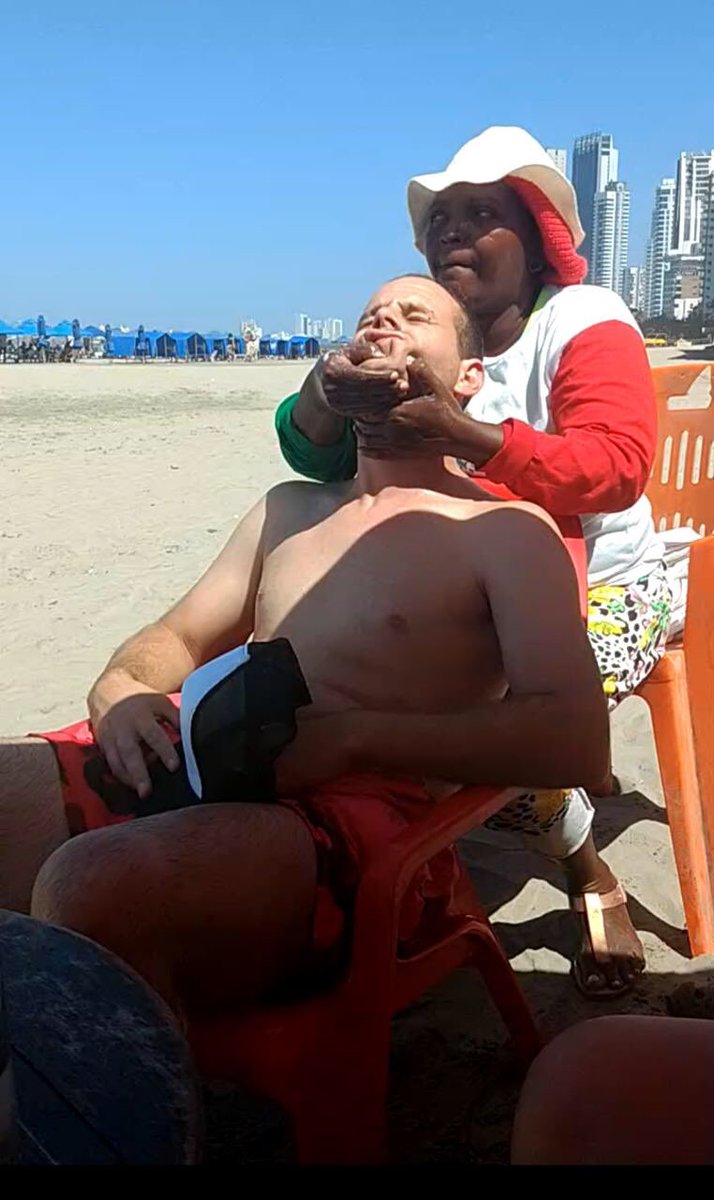 CataleyaDisco's tweet image. Estamos tan tranquilos con la #FiestaDeLaEspuma va a ser todo un éxito... y si no miren a nuestro encargado de Promotores el grado de relax que maneja 

#Volve #TePerdonamos 
#NoTieneArreglo